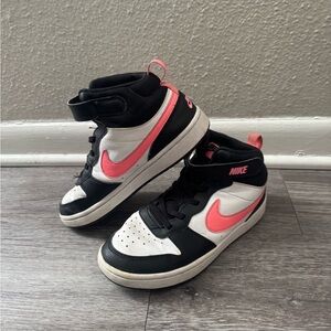 Nike Girls' Court Borough Mid 2 Shoes. Size 3Y.